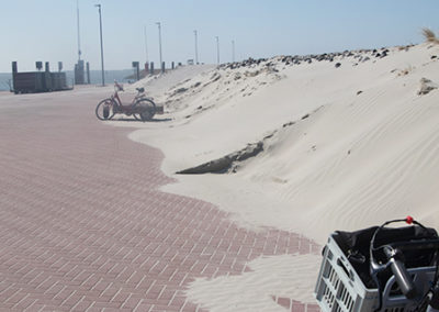 Verwehter Sand auf einem Weg auf Baltrum