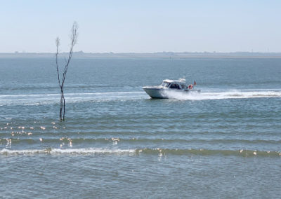 Ein Boot vor Baltrum was durch das Wasser fährt