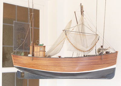 Altes Holz-Deko-Schiff mit Netzen