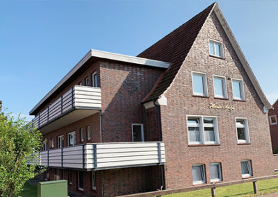 Haus Antje von der Seite fotografiert mit Balkonen