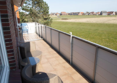 Grüße Balkone mit Gartensesseln und einem Tisch