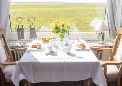 Frühstücken im Haus Antje auf Baltrum mit Blick aufs Meer