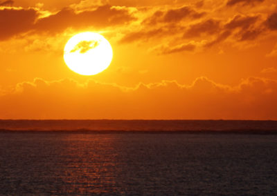 Sehr großer Sonnenuntergang über dem Meer