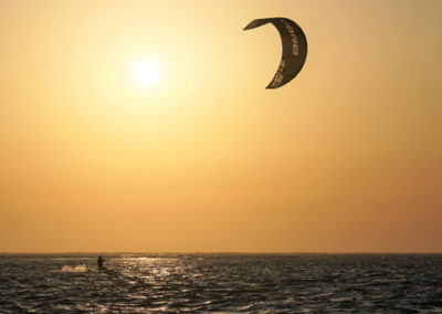 Ein einzelner Kitesurfer bei Sonnenuntergang bei Baltrum