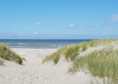 Eingang zum Strand bei wunderschönem Wetter