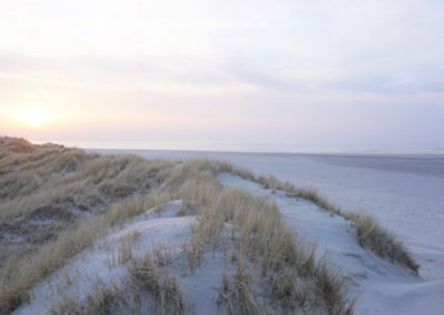 Dünen mit Sand beim Sonnenuntergang