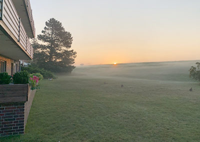 Wunderschöner nebeliger Sonnenaufgang am Haus Antje