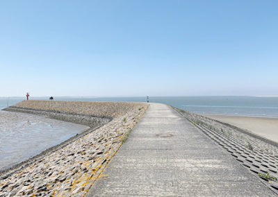 Mole auf Baltrum mit Blick auf das blaue Meer