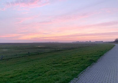 Sonnenuntergang auf Baltrum mit malerischem rosa Himmel