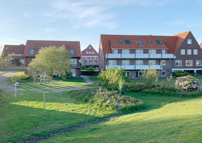 Das Haus Antje im Grünen bei strahlendem Sonnenschein